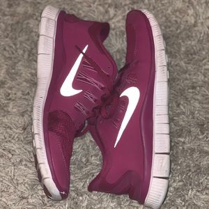 hot pink nike tennis shoes